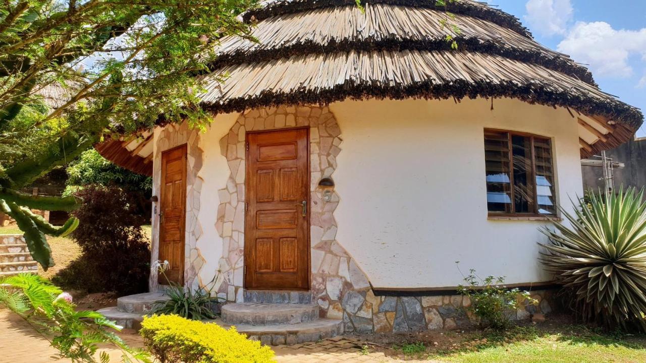 Banda Lodge Masaka ภายนอก รูปภาพ